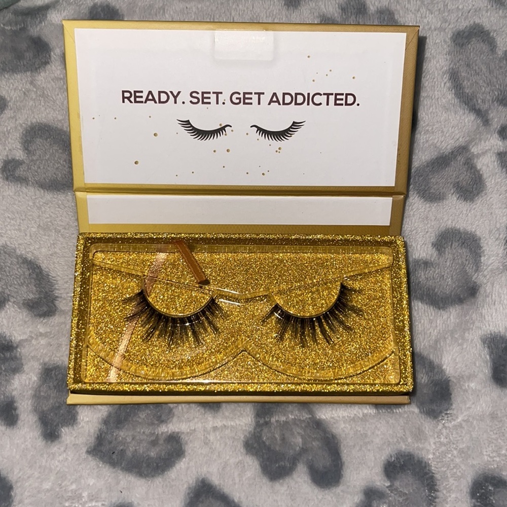 NEW Lashaholic Luxury Lashes